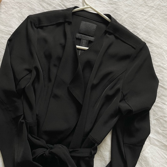 Drapey belted trench coat in black - Picture 5 of 7